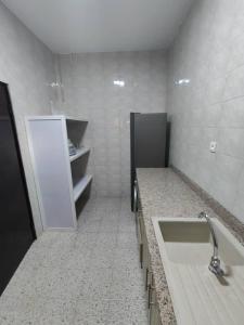 洛美Residence Galaxy Togo的浴室配有浴缸和水槽。