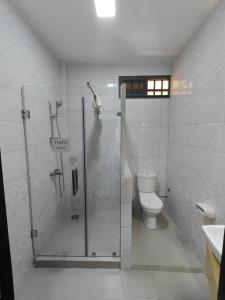洛美Residence Galaxy Togo的带淋浴和卫生间的浴室