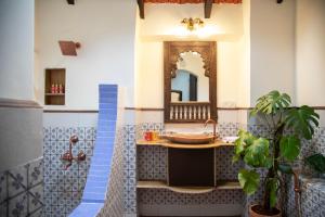 MoiraLamrin Ucassaim Goa A 18th Century Portuguese Villa的一间带水槽和镜子的浴室