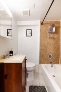 华盛顿Modern Elegance Stylish Retreat Convention Center的浴室配有卫生间、盥洗盆和浴缸。