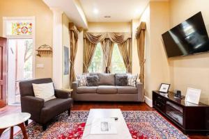 华盛顿Persian Paradise Luxury with Private Parking的客厅配有沙发和椅子