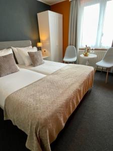法尔肯堡Hotel De la Ruïne的一间设有大床和窗户的酒店客房