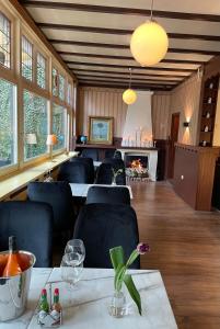 法尔肯堡Hotel De la Ruïne的一间带桌椅和壁炉的用餐室
