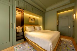 里斯本Art Legacy Hotel Baixa-Chiado的一间卧室设有一张大床和一扇门