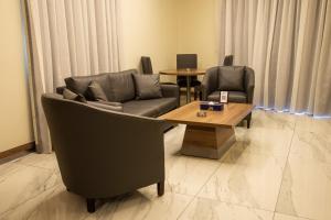 朱尼耶Ibiza Hotel的客厅配有两张沙发和一张咖啡桌