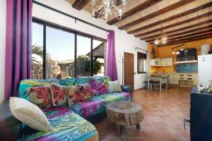 奇克拉纳－德拉弗龙特拉Villa Indie的客厅配有沙发和桌子