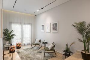 开罗Livingville Nine的客厅配有两把椅子和地毯。