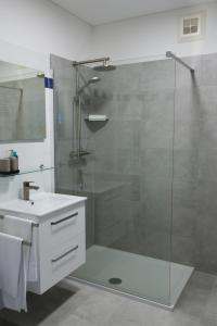 格拉茨Pleasant City Apartment的带淋浴和盥洗盆的浴室