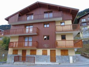 瓦尔弗雷加斯Appartement Valfréjus, 3 pièces, 6 personnes - FR-1-561-23的旁边带阳台的建筑