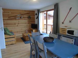 瓦尔弗雷加斯Appartement Valfréjus, 3 pièces, 6 personnes - FR-1-561-29的客厅配有蓝色的桌子和椅子