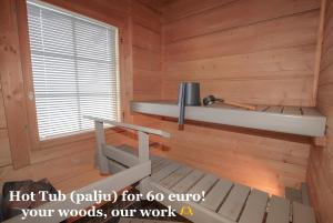 伊马特拉SResort Saunas - hot tub, palju的客房设有带长凳和窗户的木墙。