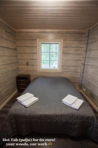 伊马特拉SResort Saunas - hot tub, palju的一个小房间的一个床位,设有窗户