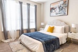 休斯顿Spacious Luxury Apartment in Galleria HTX的一间卧室配有一张带蓝色毯子的床