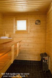 伊马特拉SResort Saunas - hot tub, palju的一个带木墙和窗户的桑拿浴室