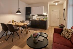格尔利茨VIA`s Appartements und Ferienwohnungen的一间带桌子的客厅和一间厨房