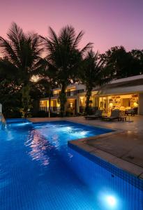 帕拉蒂Tropical Contemporary Suites的棕榈树的泳池