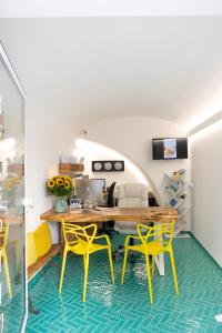 莫诺波利Santa Maria 24的用餐室配有黄色椅子和木桌