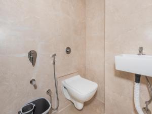 孟买Hotel BKC Fortune的一间带卫生间和水槽的浴室