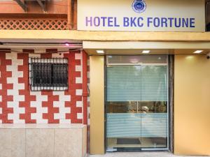 孟买Hotel BKC Fortune的大楼一侧的酒店错误未来标志