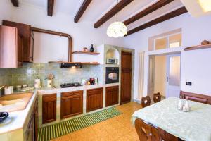 奥西莫Grand Horizon Palace - in centro con panorama TOP的厨房配有木制橱柜和桌子。