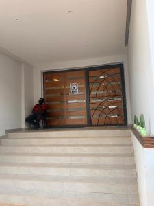 达喀尔CHEZ CODOU FANN - POINT E的一间设有大型木门和楼梯的房间