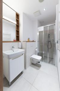 华沙RentPlanet - Apartamenty Wolska的浴室配有卫生间、盥洗盆和淋浴。