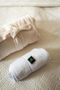 霍尔特Boutique Hotel Anna by EJ Hotels的床上一对白色袜子