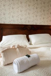 霍尔特Boutique Hotel Anna by EJ Hotels的睡床上的滚动袜子