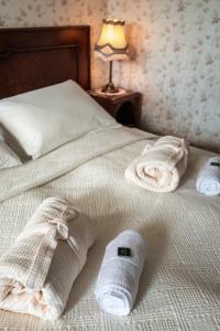霍尔特Boutique Hotel Anna by EJ Hotels的一间卧室配有带毛巾的床