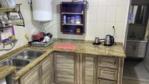 杰拉什Jerash sky1的厨房配有水槽和台面
