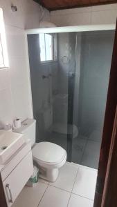 弗洛里亚诺波利斯Refugio Bela Ilha via Barco的一间带卫生间和玻璃淋浴间的浴室