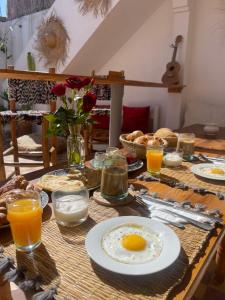 马拉喀什Riad Yu Yu的桌上放着鸡蛋和橙汁
