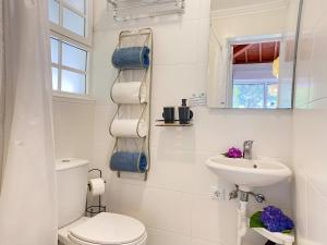 大里贝拉Casa da Ribeira Cottage的白色的浴室设有卫生间和水槽。