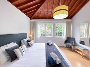大里贝拉Casa da Ribeira Cottage的一间卧室,卧室内配有一张大床