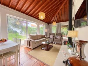 大里贝拉Casa da Ribeira Cottage的客厅配有沙发和桌子