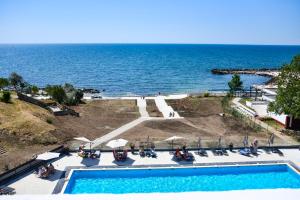 卡普奥罗拉HOTEL TOPAZ 4* CAP AURORA的一座背景海洋的游泳池