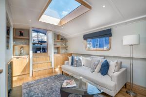 伦敦Luxurious houseboat near Canary Wharf in London的客厅配有沙发和桌子