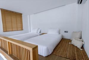 Ban Long OLavanda Hotel Chiang Rai的白色客房的两张床,设有窗户
