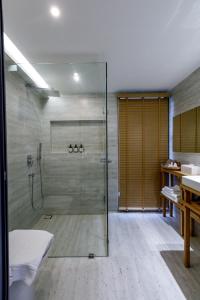 Ban Long OLavanda Hotel Chiang Rai的带淋浴的浴室和玻璃门
