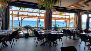奥瑞比克Lavanda Mobile Homes & Villas的一间带桌椅的海景餐厅