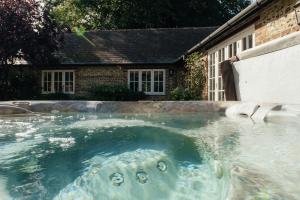多切斯特Greenwood Grange的水中带大象的游泳池