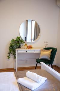 佩济诺克罗扎尔卡酒店的镜子,配有桌子和椅子