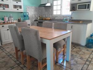 埃塞萨Hostel Mia的厨房配有木桌和椅子