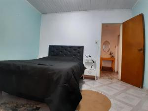 埃塞萨Hostel Mia的一间卧室配有一张带黑色棉被的床