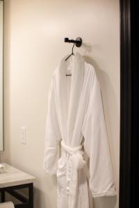 查尔斯顿Hotel Emeline的墙上挂着白色的长袍