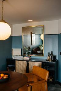 查尔斯顿Hotel Emeline的客厅配有桌子和镜子