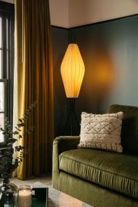 查尔斯顿Hotel Emeline的带沙发和台灯的客厅