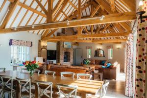 多切斯特Greenwood Grange的厨房和带木制天花板的客厅
