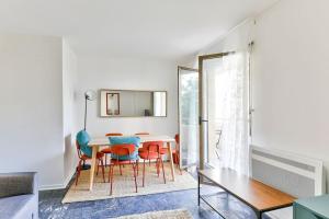 巴黎Superbe appartement grand et lumineux au 12ᵉ Paris的一间带桌椅的用餐室