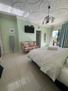 斯普林博克Blue Diamond Lodge & Spa的一间卧室配有一张大床和一张沙发